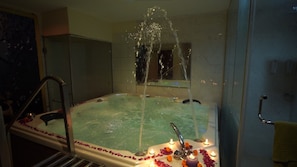 Indoor spa tub - Skycity Hotel (Gurugram)