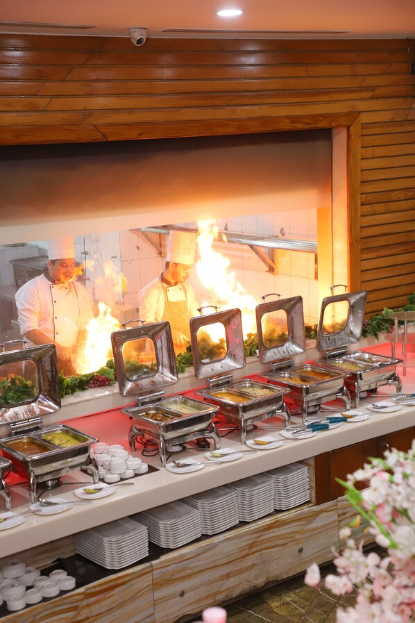 2 restaurants, serveren ontbijt