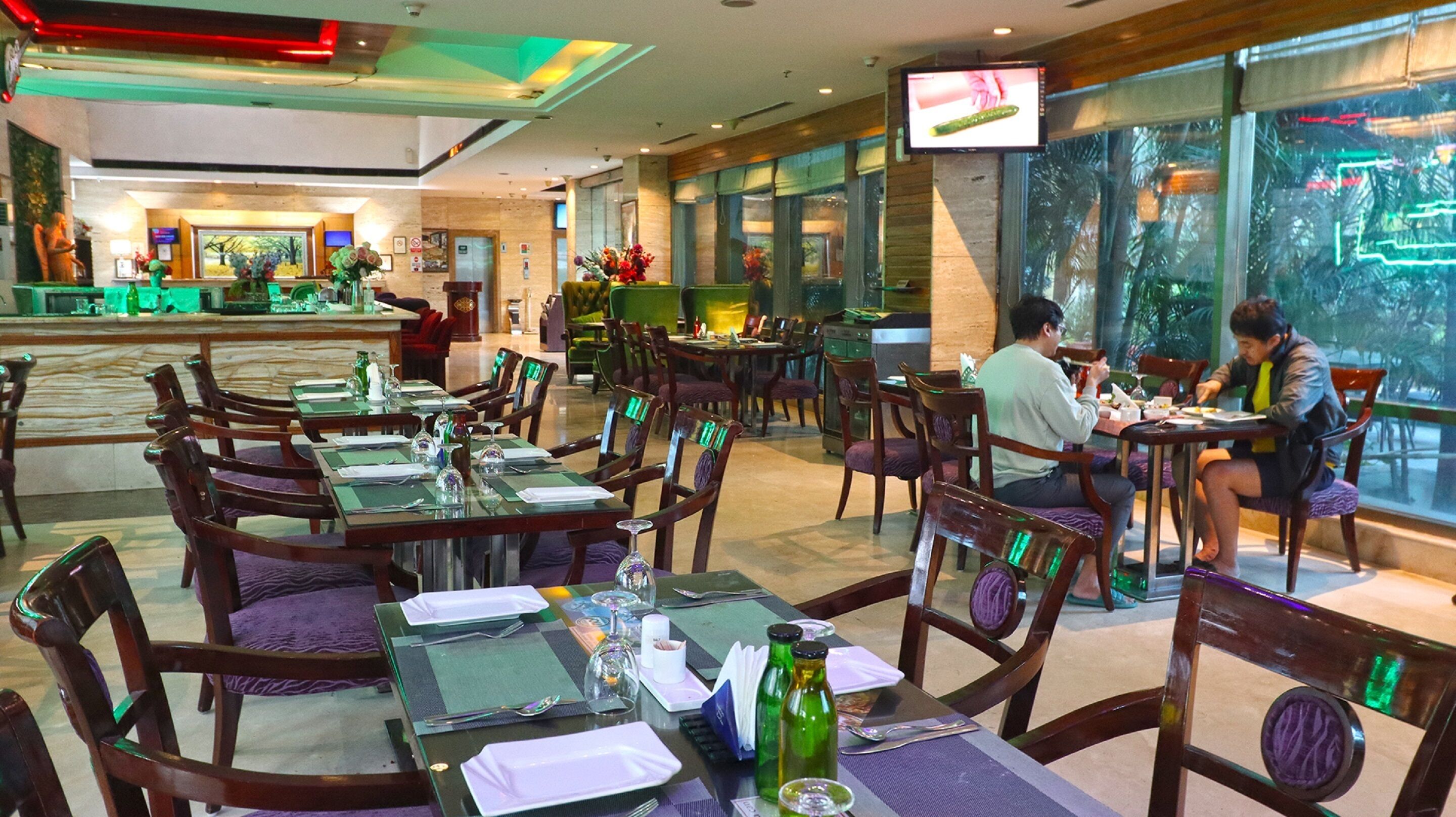 2 restaurants; breakfast, lunch and dinner served 