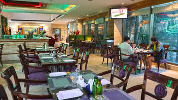 2 restaurants; breakfast, lunch and dinner served