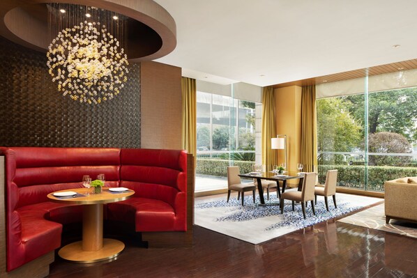 2 restaurants, breakfast served