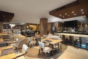 2 restaurantes, se sirve desayuno 