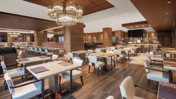 2 restaurantes; se sirven desayunos y cenas