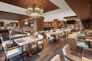 2 restaurants; breakfast and dinner served - Courtyard by Marriott Kunshan (Suzhou)