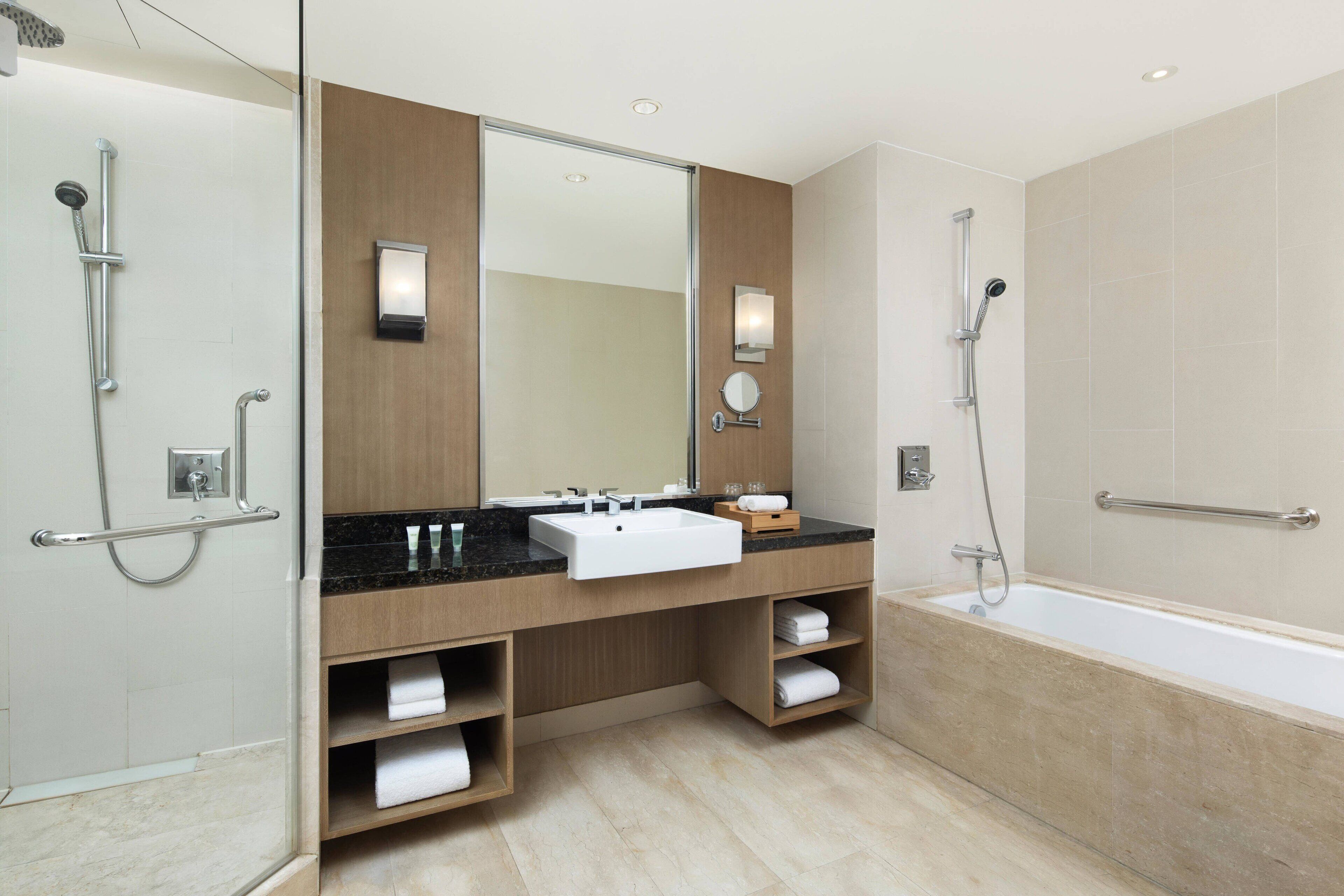 executive suite, 1 double bed | bathroom | combined shower/bathtub, free toiletries, hair dryer, slippers