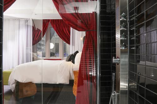 Suite | Badkamer | Een douche, designer toiletartikelen, een haardroger, handdoeken