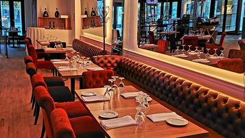 Breakfast, lunch, dinner served; French cuisine