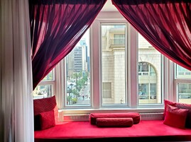 Lakosztály | Városra néző