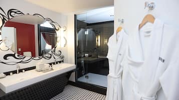 Junior-Suite, 2 Queen-Betten | Badezimmer | Dusche, Designer-Toilettenartikel, Haartrockner, Handtücher
