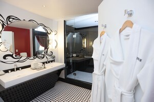 小型套房, 2 张大床 | 浴室 | 淋浴设施、名牌洗护用品、吹风机、毛巾