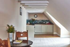Leilighet, privat bad (Attic) | Delt kjøkken | Kaffetrakter/tekoker, vannkoker og høy barnestol