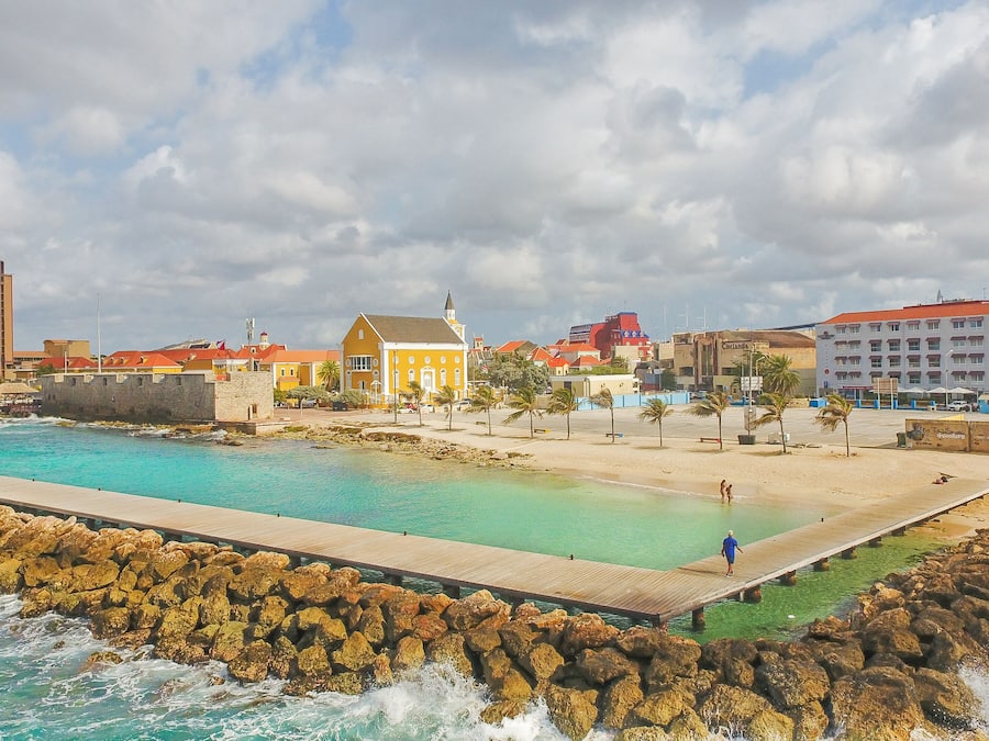 Ubicación cercana a la playa y arena blanca