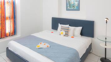 Superior kamer, 1 kingsize bed | Een kluis op de kamer, een bureau, verduisterende gordijnen