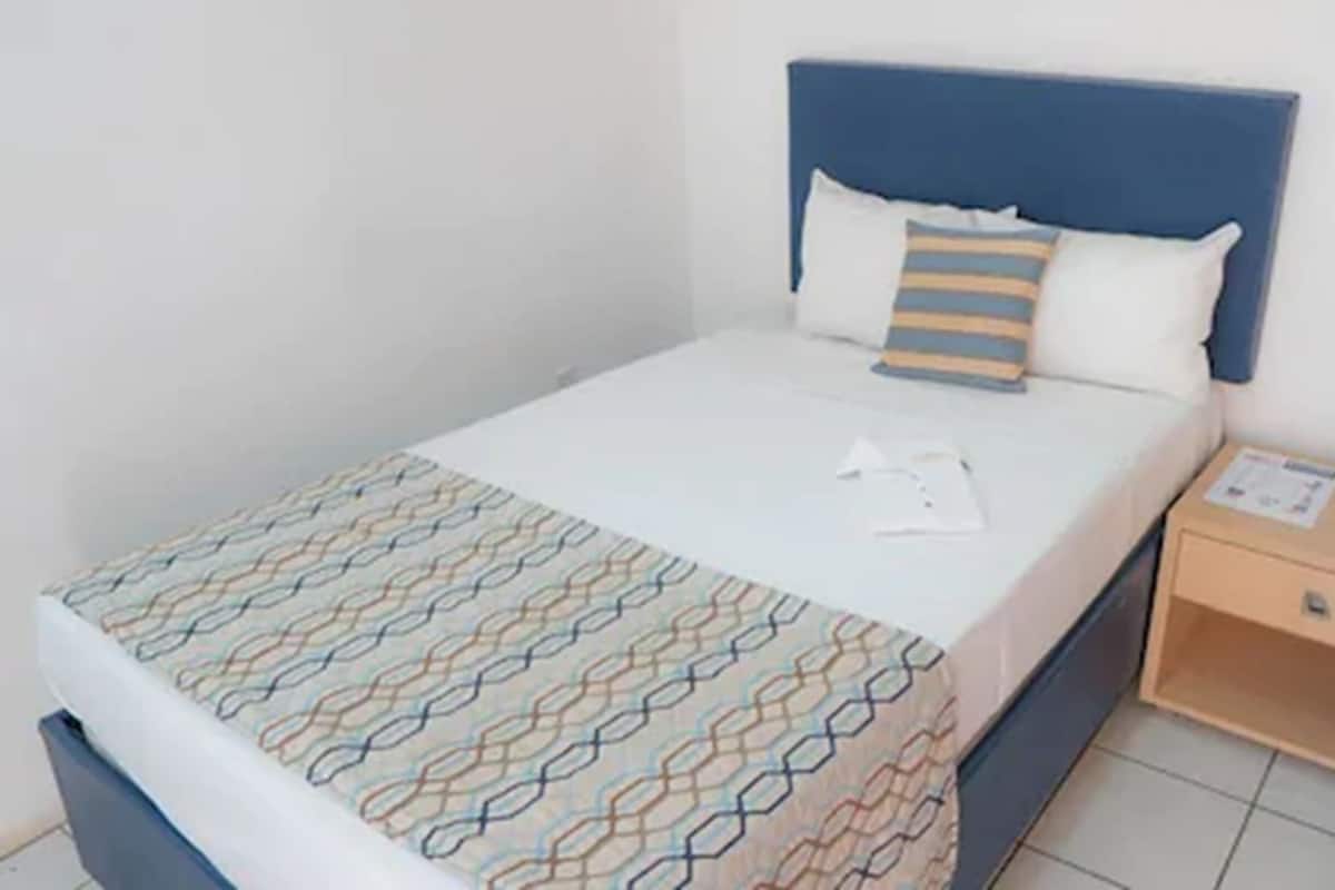 Standard Room, 1 Twin Bed | In-room safe, desk, blackout drapes, iron/ironing board (on request)