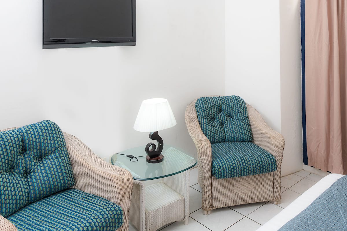 Habitación superior, 1 cama de matrimonio grande | Caja fuerte, escritorio, cortinas opacas y tabla de planchar con plancha