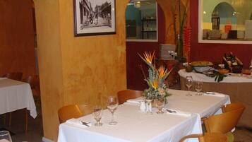Breakfast and lunch served, local and international cuisine