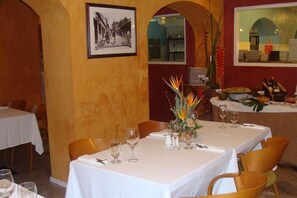Breakfast and lunch served, local and international cuisine - Academy Hotel Curacao (Willemstad)