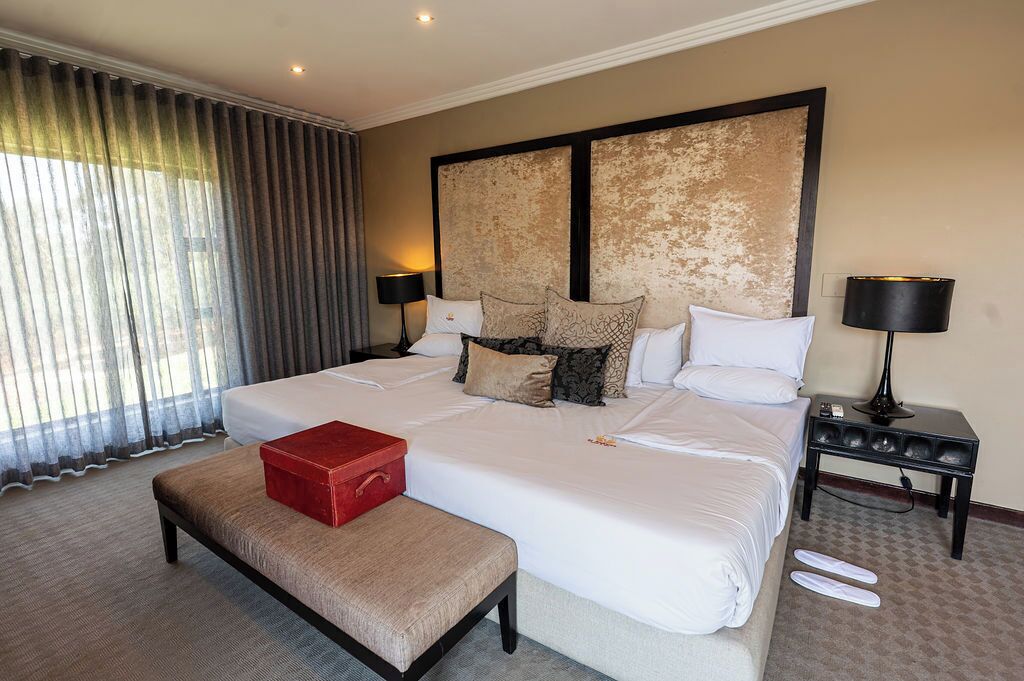 Executive Suite, 1 Bedroom, Bathtub, Lake View | Minibar, in-room safe, desk, free WiFi