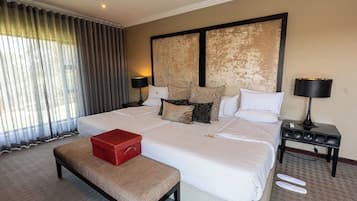 Executive Suite, 1 Bedroom, Bathtub, Lake View | Minibar, in-room safe, desk, free WiFi