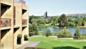 Un bâtiment moderne doté de nombreux balcons donnant sur un lac.