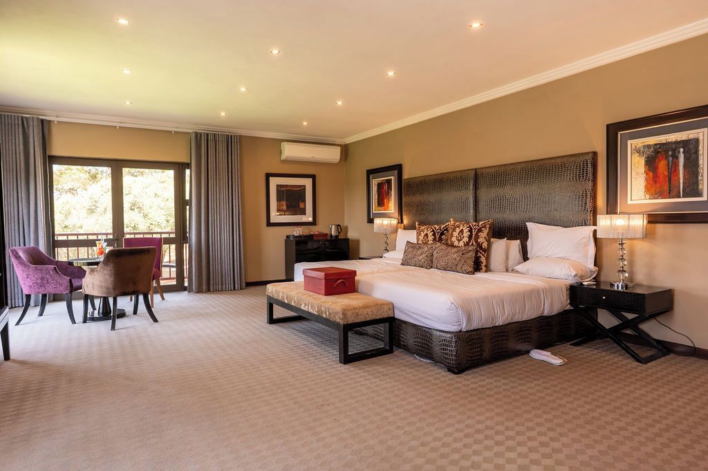 Deluxe Room, Lake View | Minibar, in-room safe, desk, free WiFi