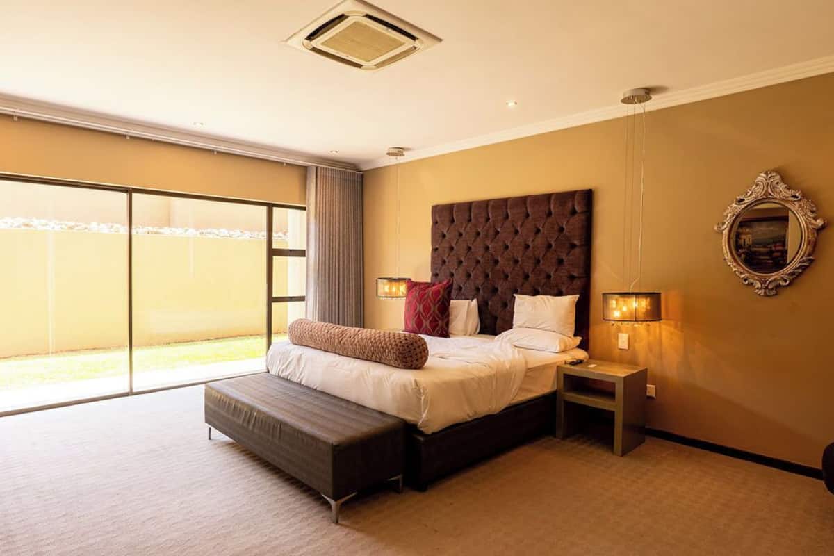 Standard Room, 1 Bedroom, Garden View | Minibar, in-room safe, desk, free WiFi