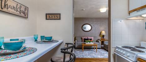 Phòng Suite Tiêu chuẩn, 1 giường cỡ queen | Bếp riêng | Tủ lạnh, lò vi sóng, lò nướng, bếp nấu