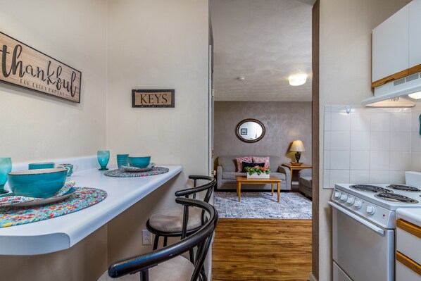 Suite Standard, 1 grand lit | Cuisine privée | Grand réfrigérateur, micro-ondes, four, plaque de cuisson