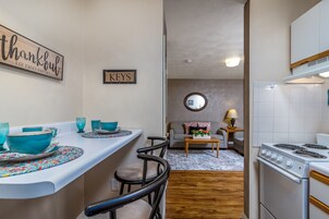 Suite estándar, 1 cama de matrimonio | Cocina privada | Frigorífico grande, microondas, horno y placa de cocina