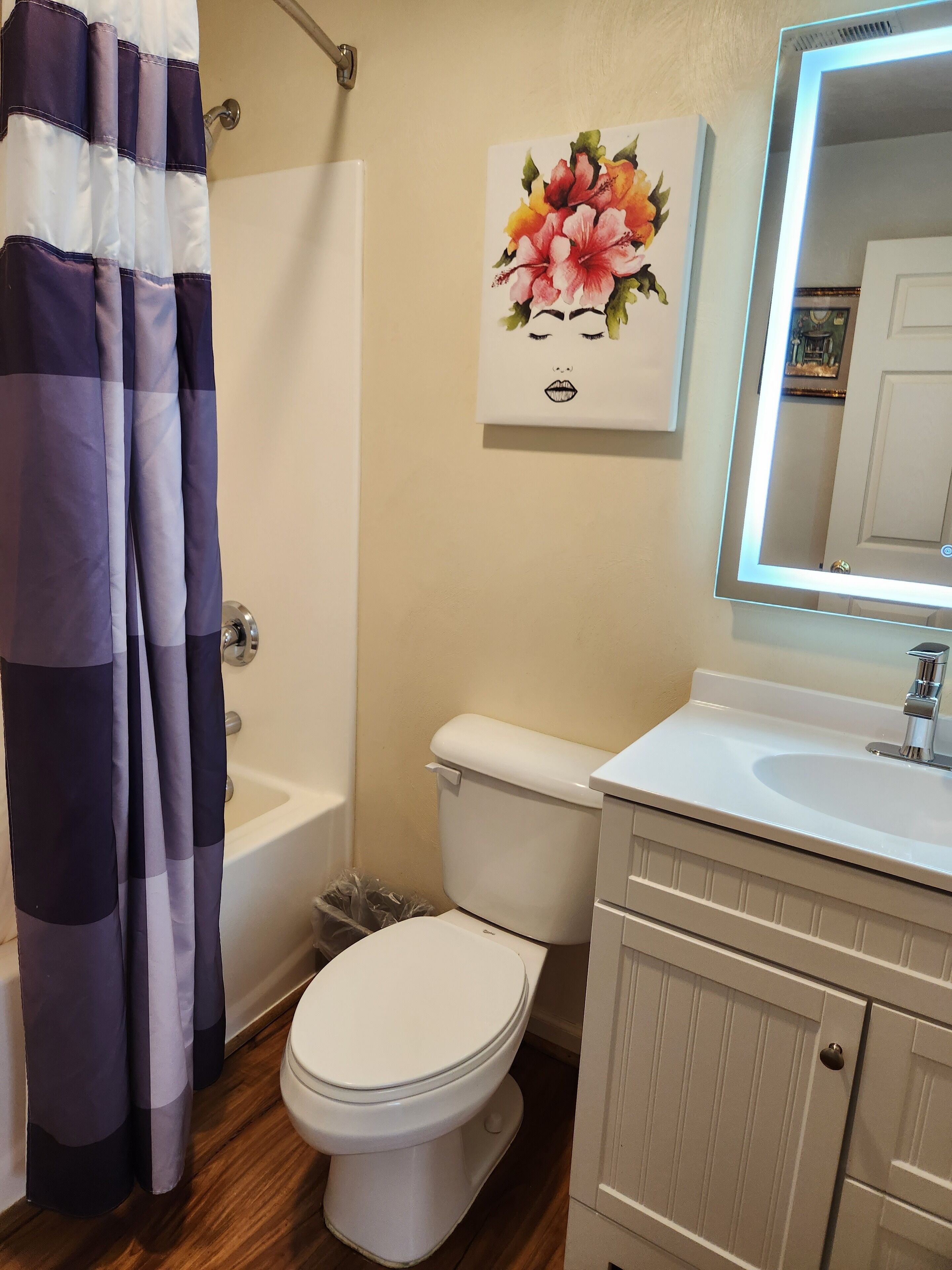 Ein Badezimmer mit Badewanne, Toilette und Waschbecken.