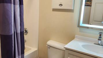 Ein Badezimmer mit Badewanne, Toilette und Waschbecken.