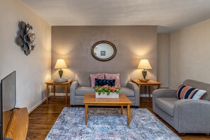 Suite Standard, 1 grand lit | Coin séjour | Télévision LCD, lecteur de DVD