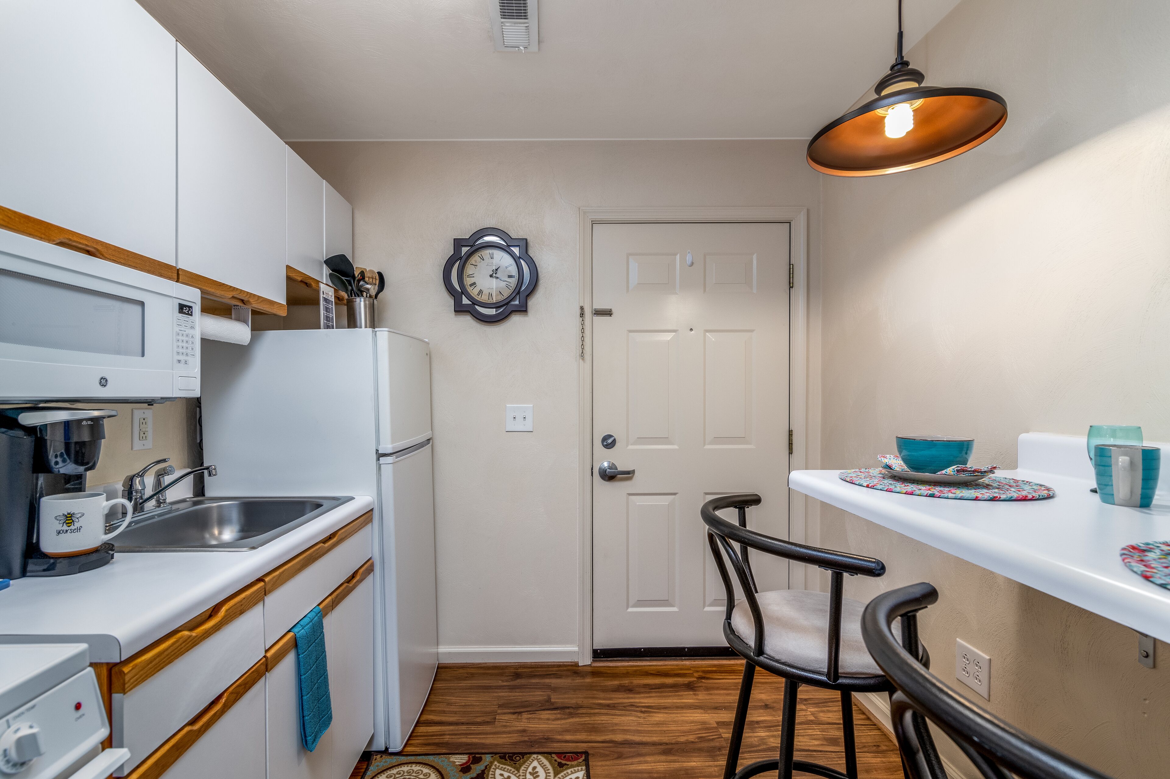 Full-size fridge, microwave, oven, stovetop