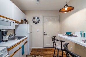 Frigorífico grande, microondas, horno y placa de cocina