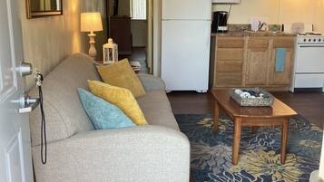 Standard Suite, 1 Queen Bed | Living area