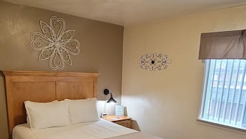 Standard Suite, 1 Queen Bed | Bathroom