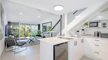 Departamento, 1 habitación, vista a la alberca | Cocina privada | Refrigerador, microondas, parrilla de estufa y cafetera y tetera