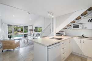 Waterview Apartment | Private kitchen