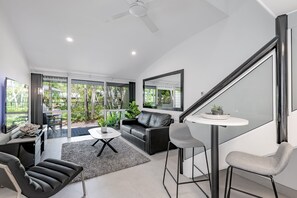 Appartement, 1 chambre, vue piscine | Coin séjour