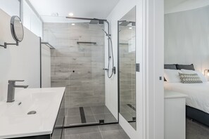 Apartment, 1 Schlafzimmer, Poolblick | Badezimmer | Dusche, Haartrockner, Handtücher
