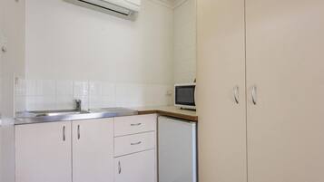 Mini-Kühlschrank, Mikrowelle, Wasserkocher, Toaster