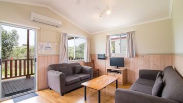 豪華小屋, 2 間臥室 | 客廳 | 電視、乒乓球設施