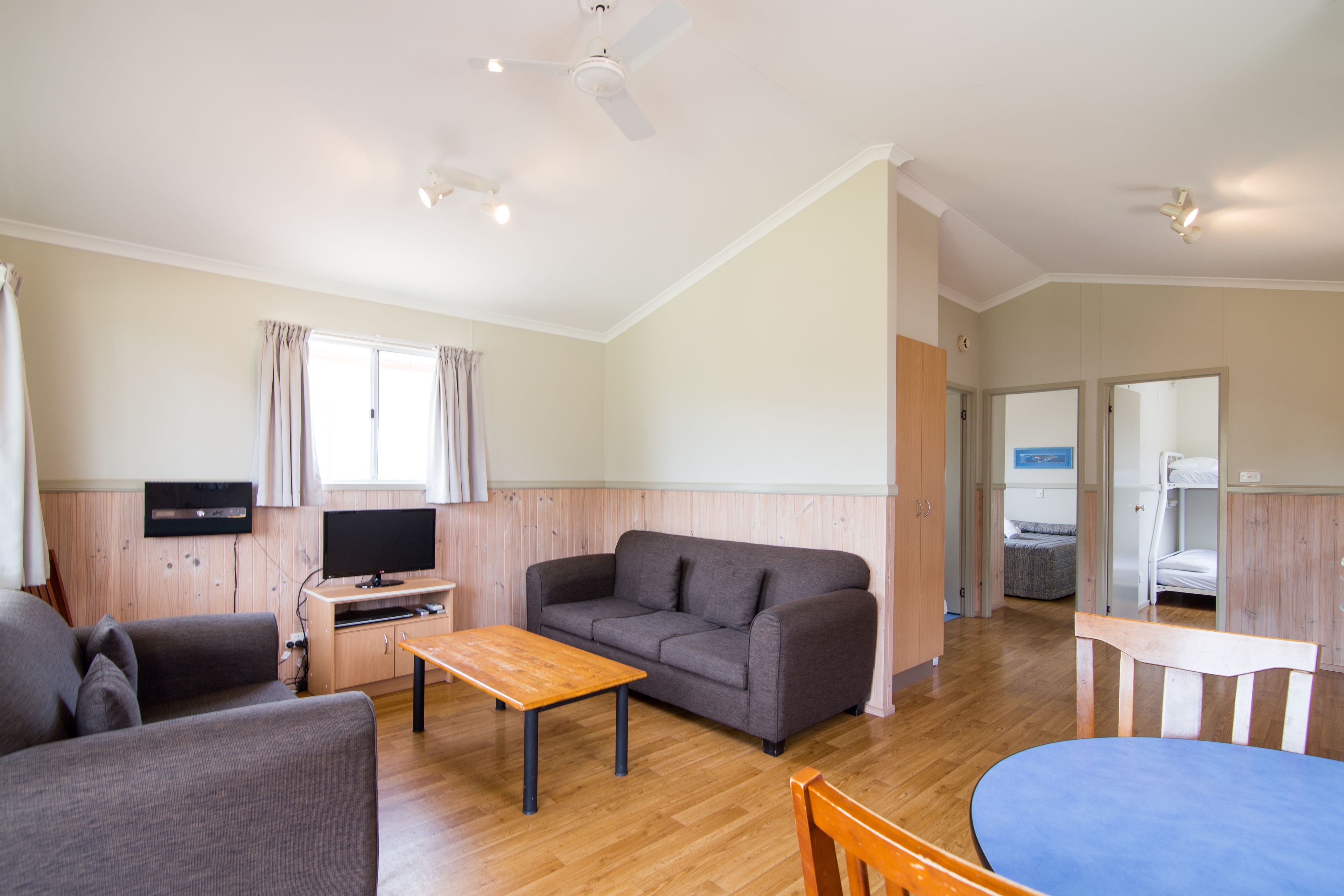 디럭스 캐빈, 침실 2개 | 거실 공간 | TV, 탁구