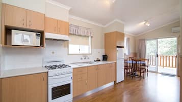 Cabana luxo, 2 quartos | Cozinha americana privada | Geladeira
