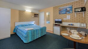 Pet Friendly Queen, Non Smoking | Desk, iron/ironing board, free WiFi, bed sheets - Binalong Motel (Goondiwindi)