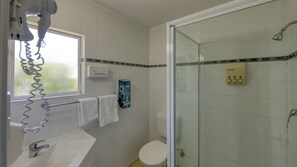 Shower, hair dryer, towels - Binalong Motel (Goondiwindi)