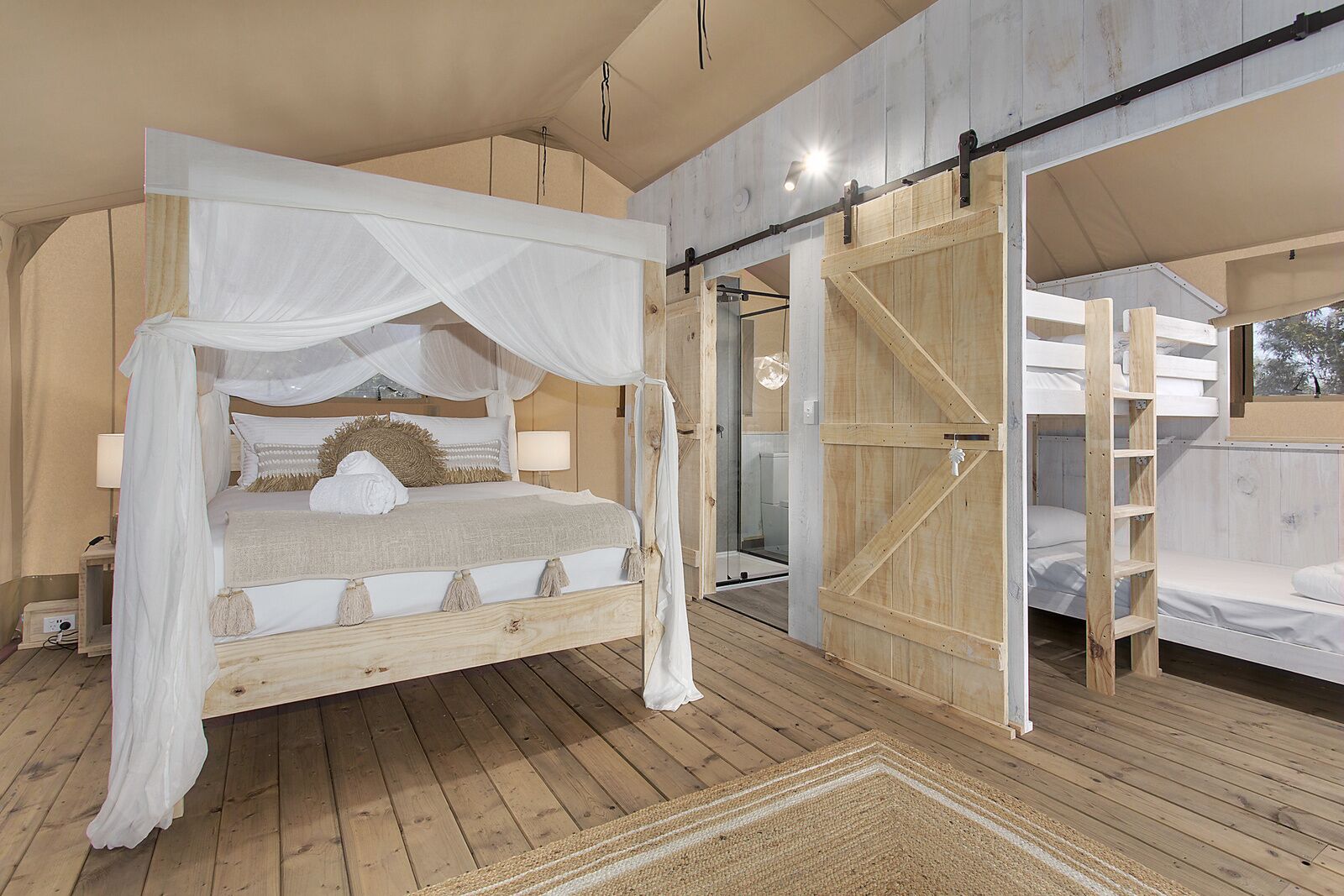 Luksustelttamajoitus | Oleskelualue | Televisio, DVD-soitin