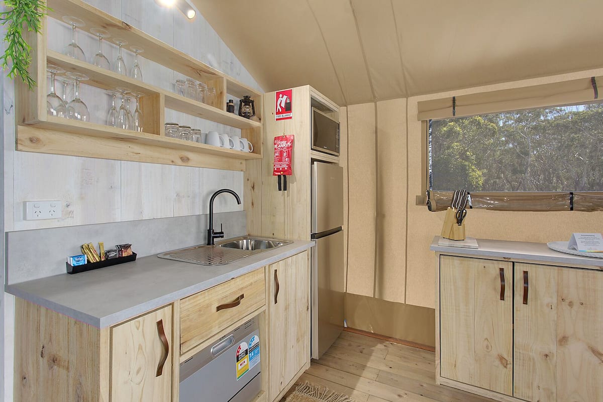 Oceanview Safari Luxury Tent | Private kitchen | Microwave, stovetop, cookware/dishes/utensils