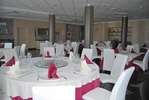 Breakfast, lunch, dinner served; Mediterranean cuisine 