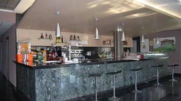 Serveert ontbijt, lunch en diner